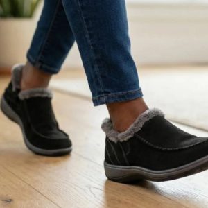 Woman Walking In Orthofeet Lorin in Black