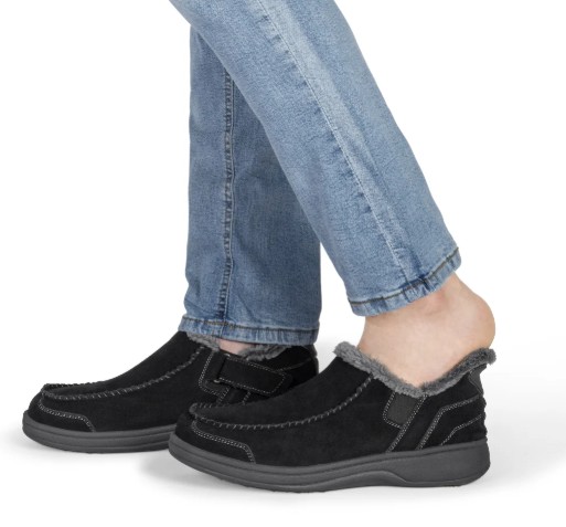 Stepping Into Orthofeet Vito Men's Slipper in Black