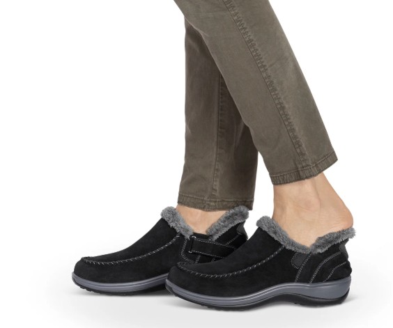 Stepping Into Orthofeet Lorin in Black